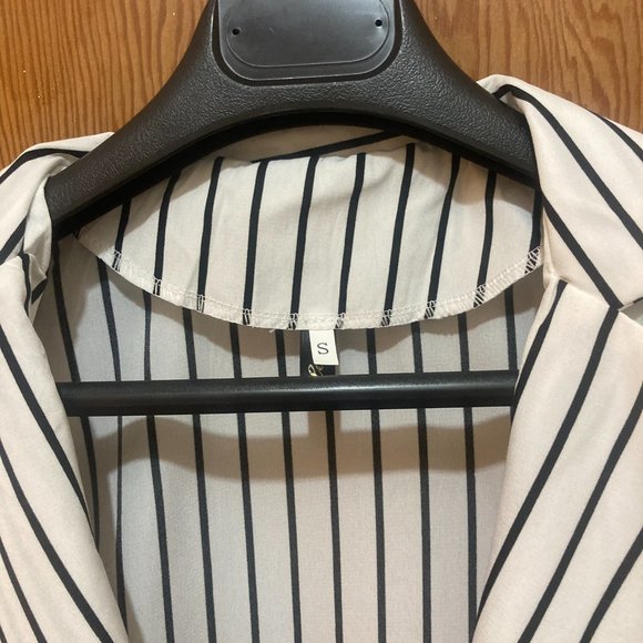 NWOT White with Black Stripes top - Picture 4 of 6